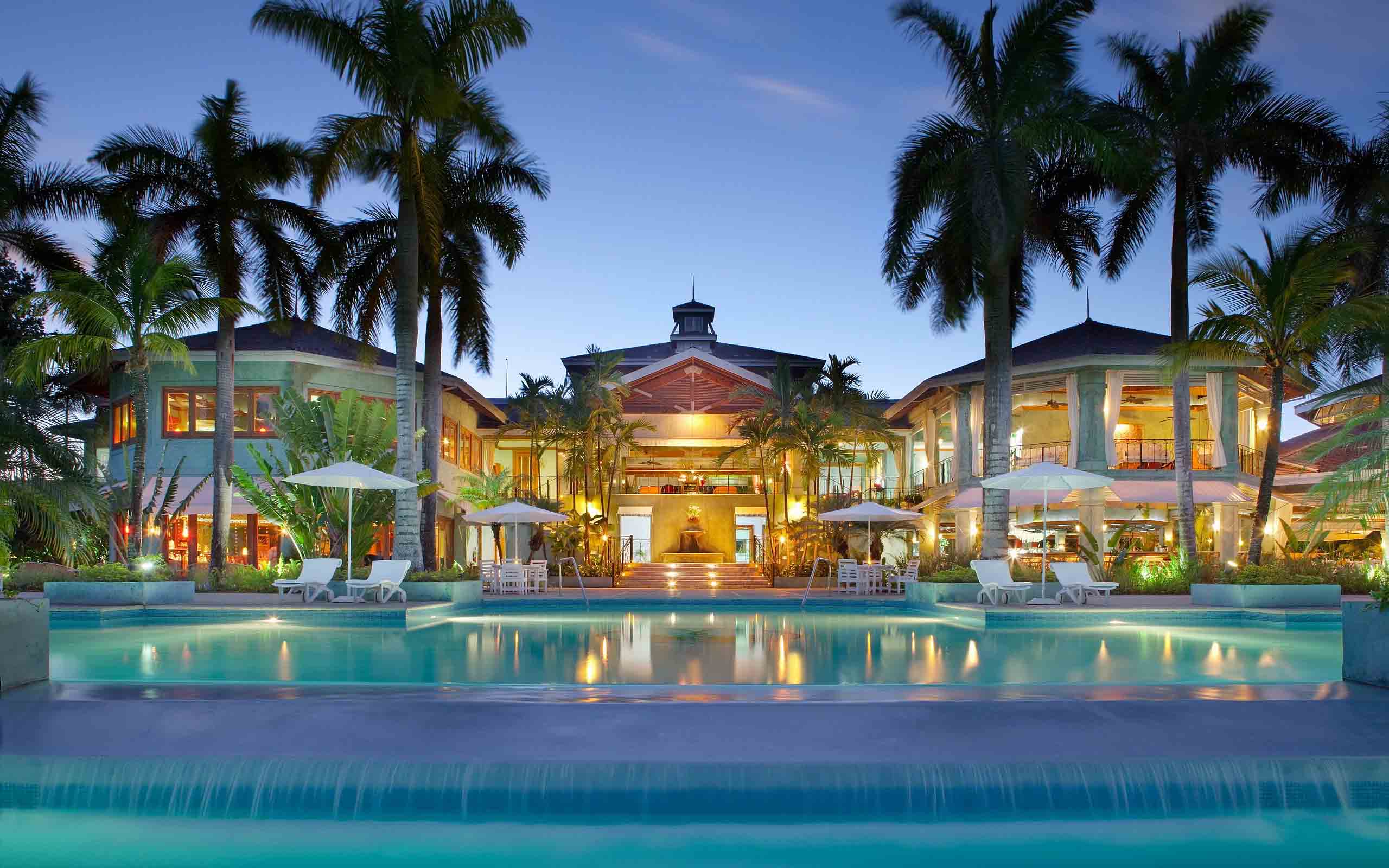 10 Stunningly Beautiful and Luxurious Resorts of the World